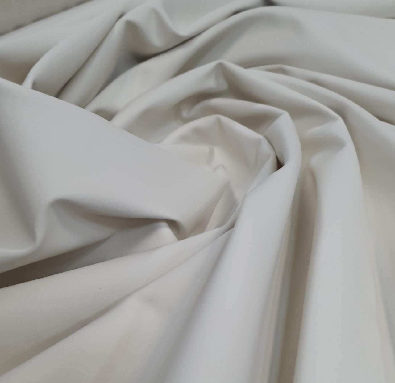 Couro sintético para sapatinhos branco (off white)